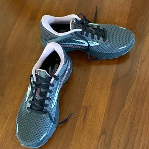 Brooks Adrenaline GTS 22 in dark gray
